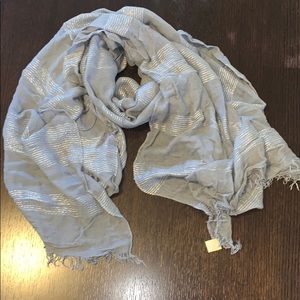 Final Price💕 American Eagle gray and silver scarf